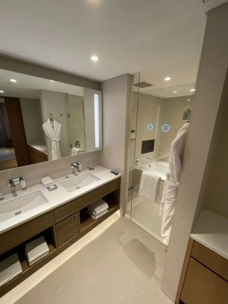 Grand Hyatt Incheon 2 bedroom suite - bathroom