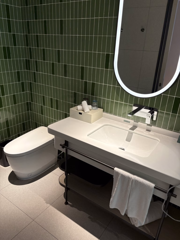Bathroom Standard Room Holiday Inn Shanghai Pudong Airport