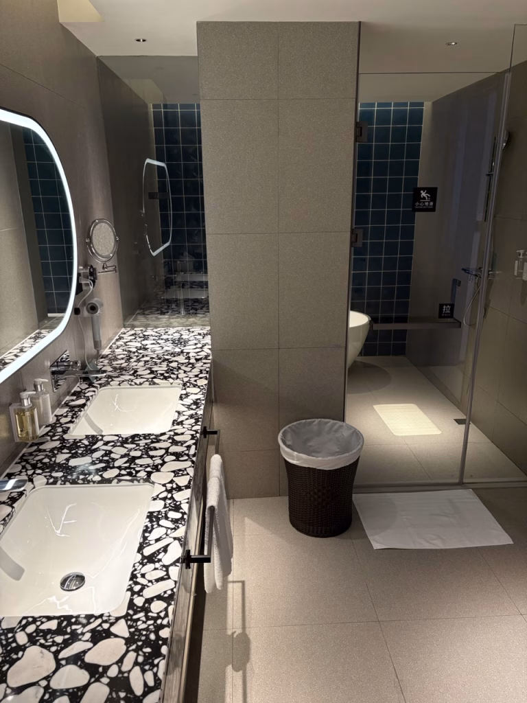 Bathroom suite Holiday Inn Shanghai Pudong Airport